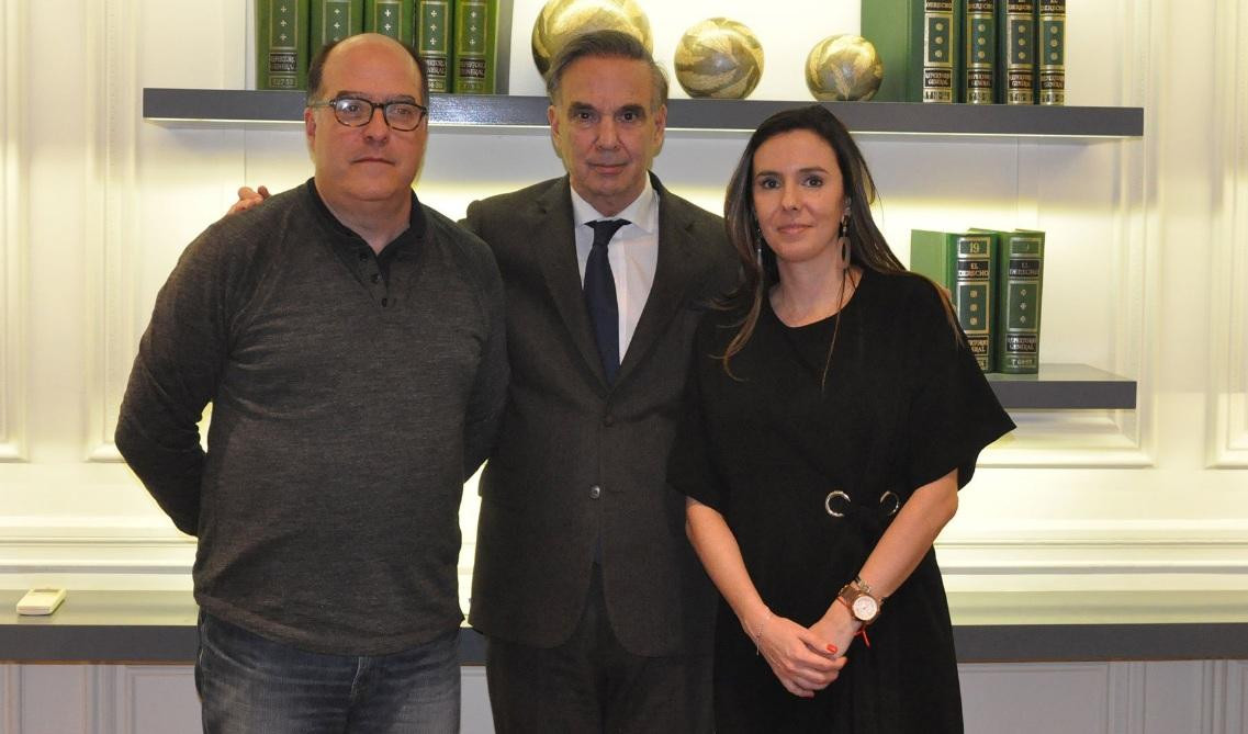 Miguel Ángel Pichetto junto a Elisa Trotta Gamus y Julio Borges, representantes de Guaidó