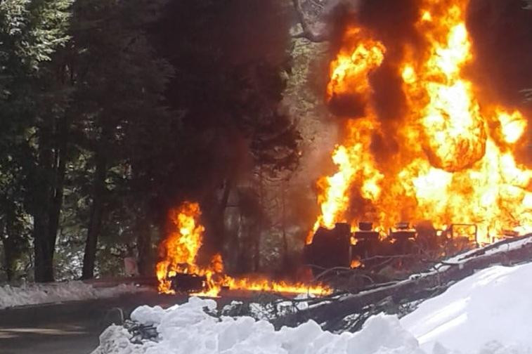 Vuelvo de camión con combustible en Ruta Siete Lagos