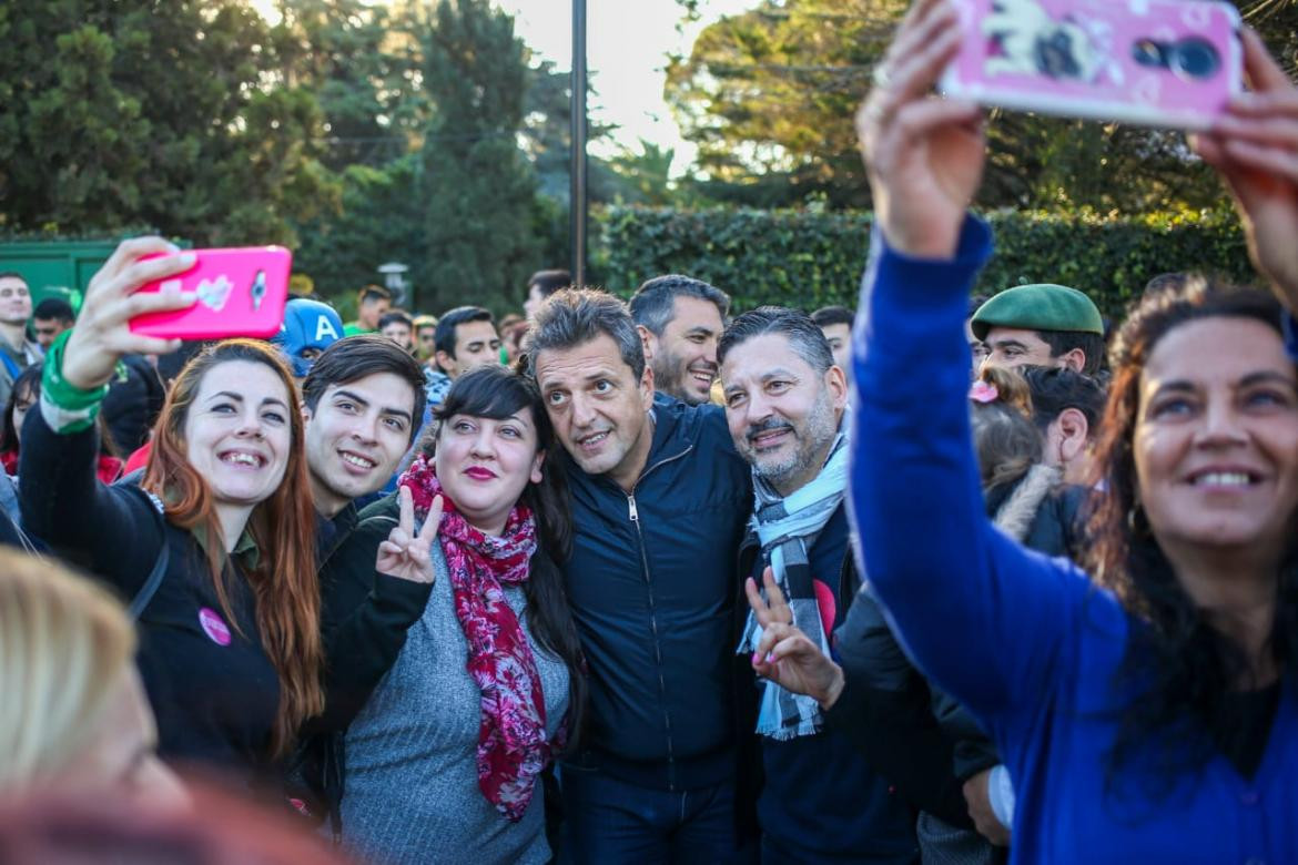 Sergio Massa junto al intendente Gustavo Menéndez en Merlo