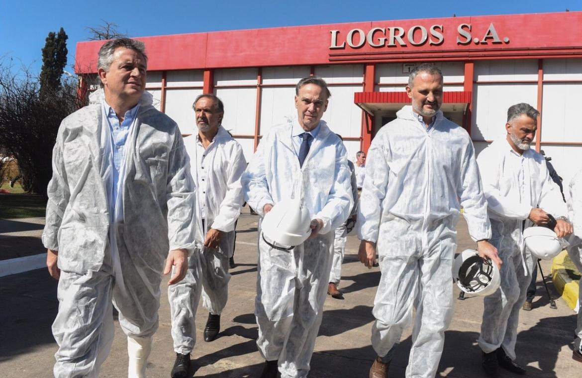 Miguel Pichetto recorriendo el Frigorífico Logros de Río Segundo	