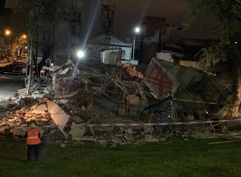 Derrumbe de edificio en colectora de General Paz