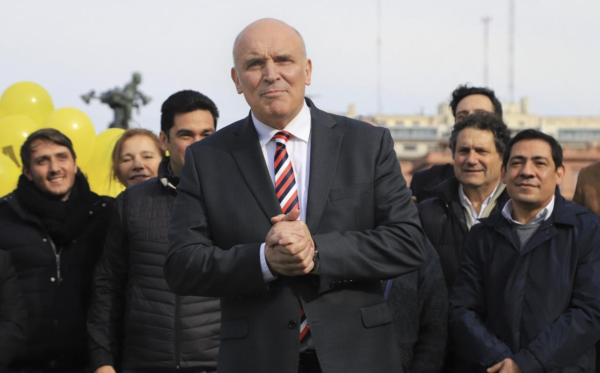 Luis Espert, junto a Luis Rosales, microcentro porteño, NA