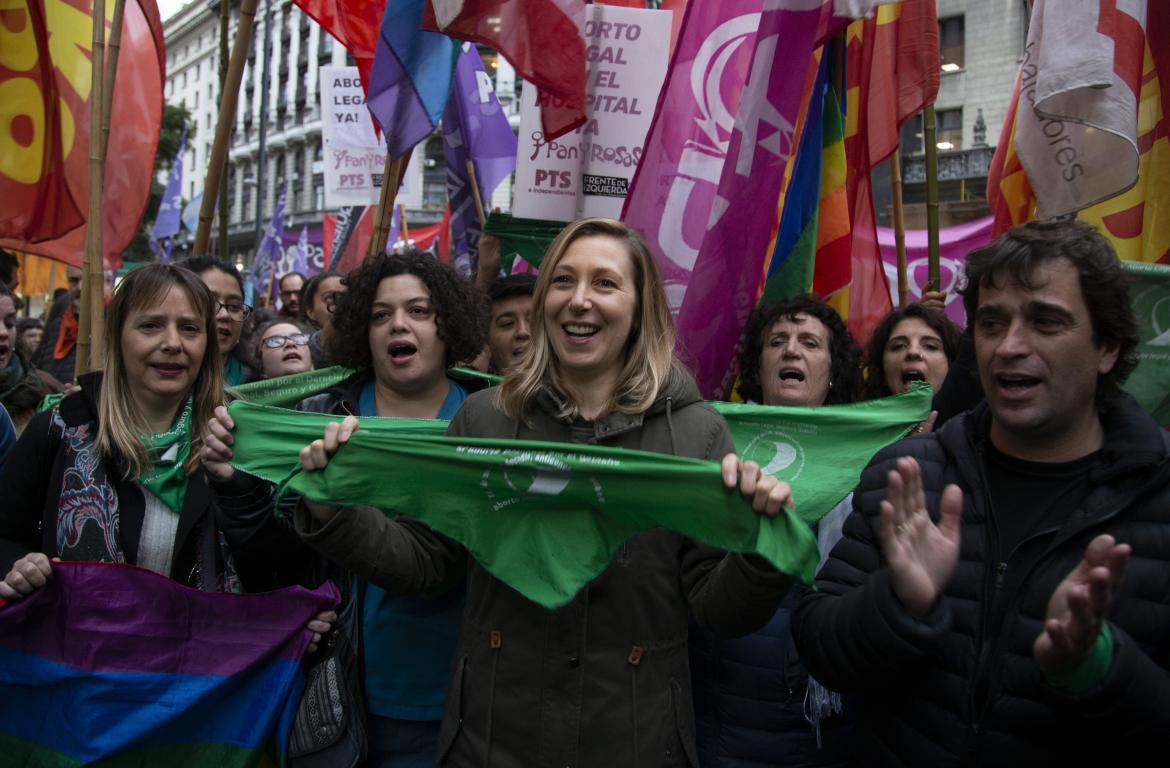 Myriam Bregman, precandidata a diputada nacional en la CABA, cerró su campaña porteña con un pañuelazo por el aborto, NA