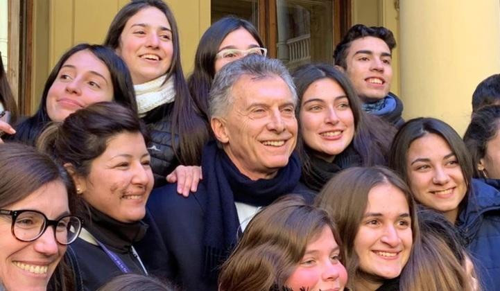 Mauricio Macri junto a adolescentes en Santa Fe