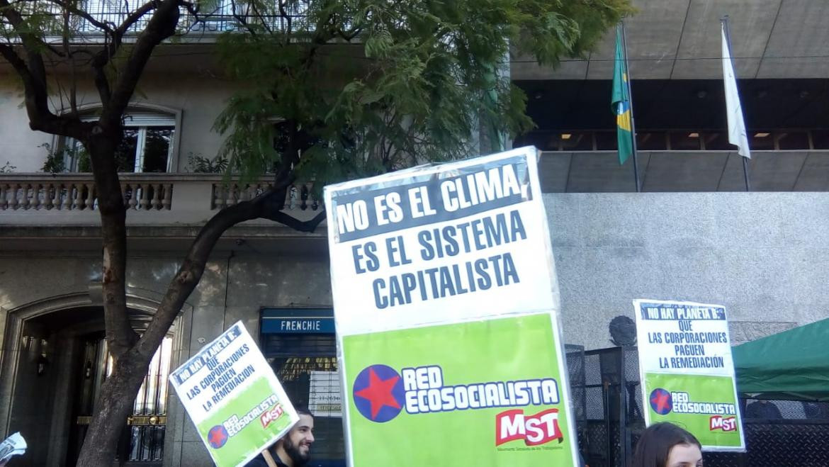 Protestas en embajada de Brasil, incendio Amazonia