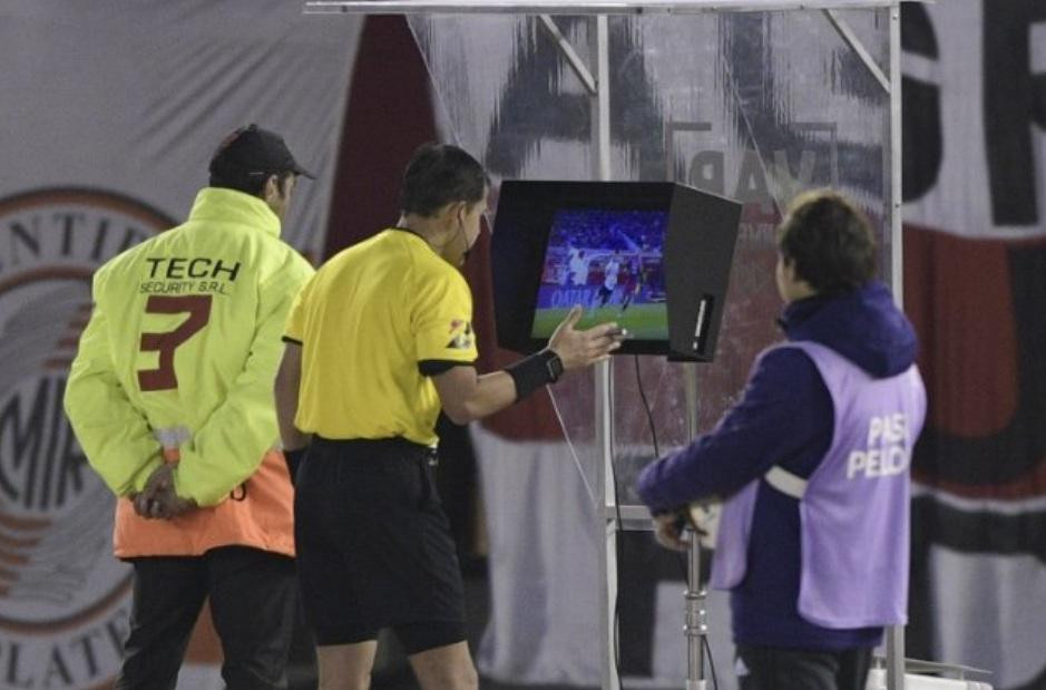 Víctor Carrillo en el VAR en el partido de Copa Libertadores entre River y Cerro Porteño