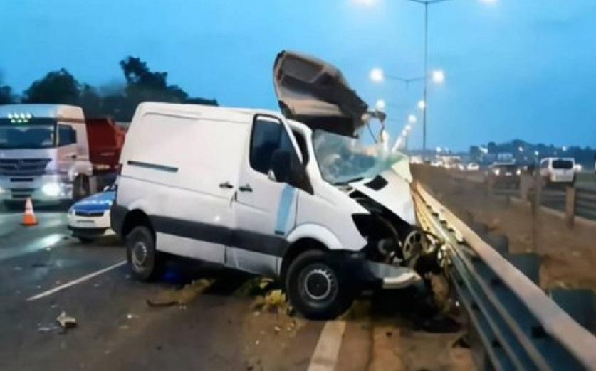 Camioneta chocó con camión, manejaba en contramano en Panamericana	