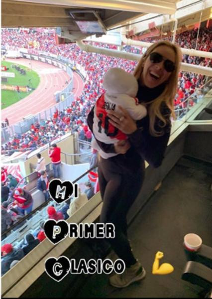 Posteo de Geraldine La Rosa, esposa de Marcelo Gallardo, en el Monumental con su hijo