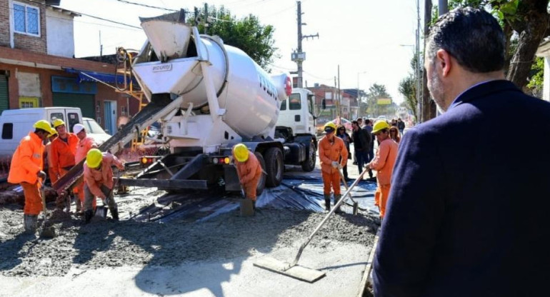 Gustavo Menéndez recorre la obra hidraulica y pavimentacion de la calle SanLorenzo en Merlo