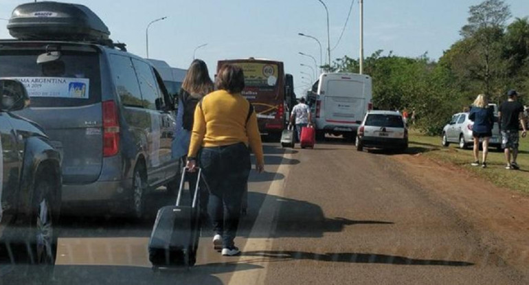 Misiones: agredieron a turistas que intentaron cruzar a pie un piquete