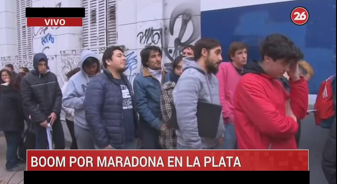 Hinchas de Gimnasia sobre Maradona, móvil de canal en La Plata