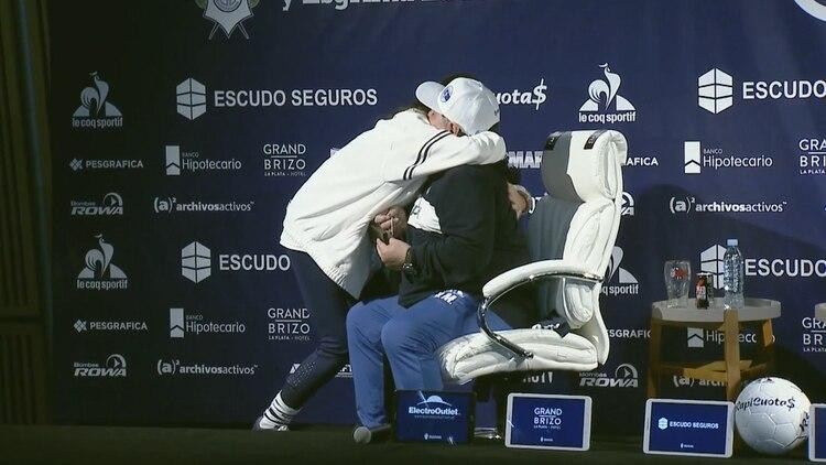 Hermana de Cristina Kirchner con Diego Maradona en presentación en Gimnasia La Plata