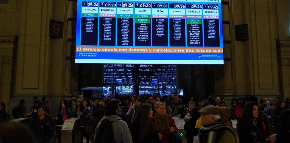 Tren Roca, trenes, demoras en Estación Constitución