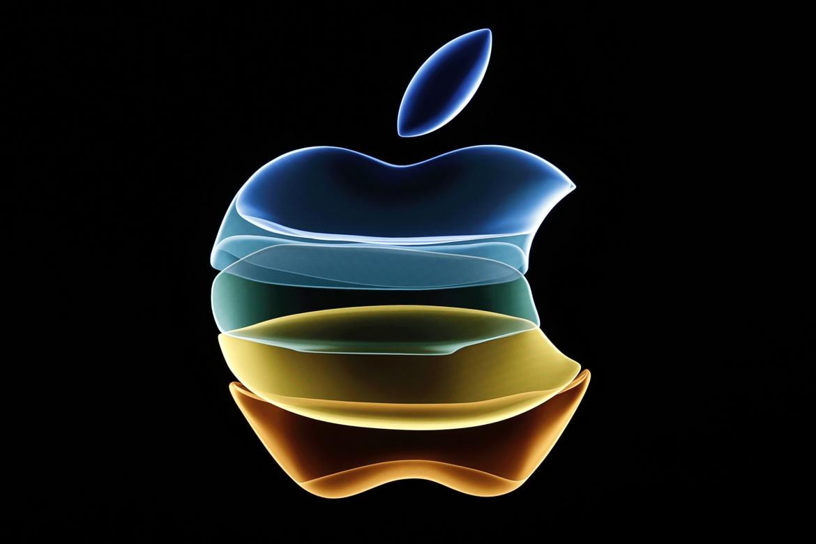 El logotipo de Apple en el evento en su sede en Cupertino, REUTERS