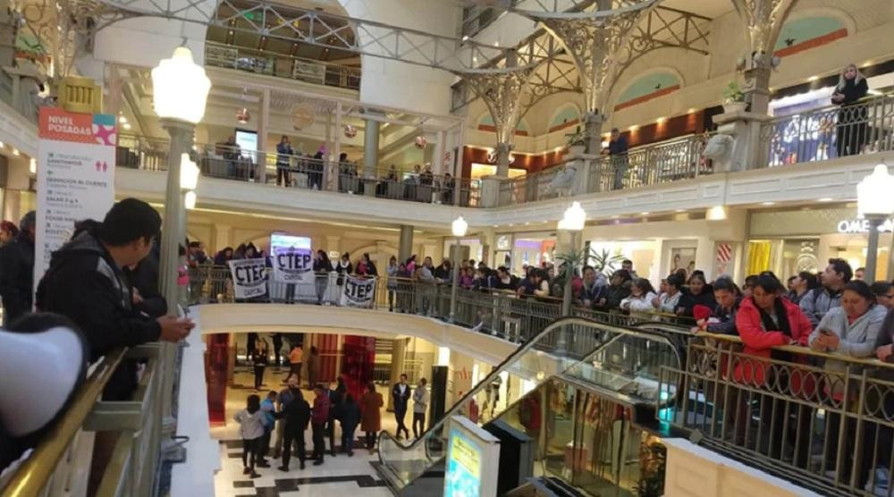Militantes exigen la emergencia alimentaria en shoppings	
