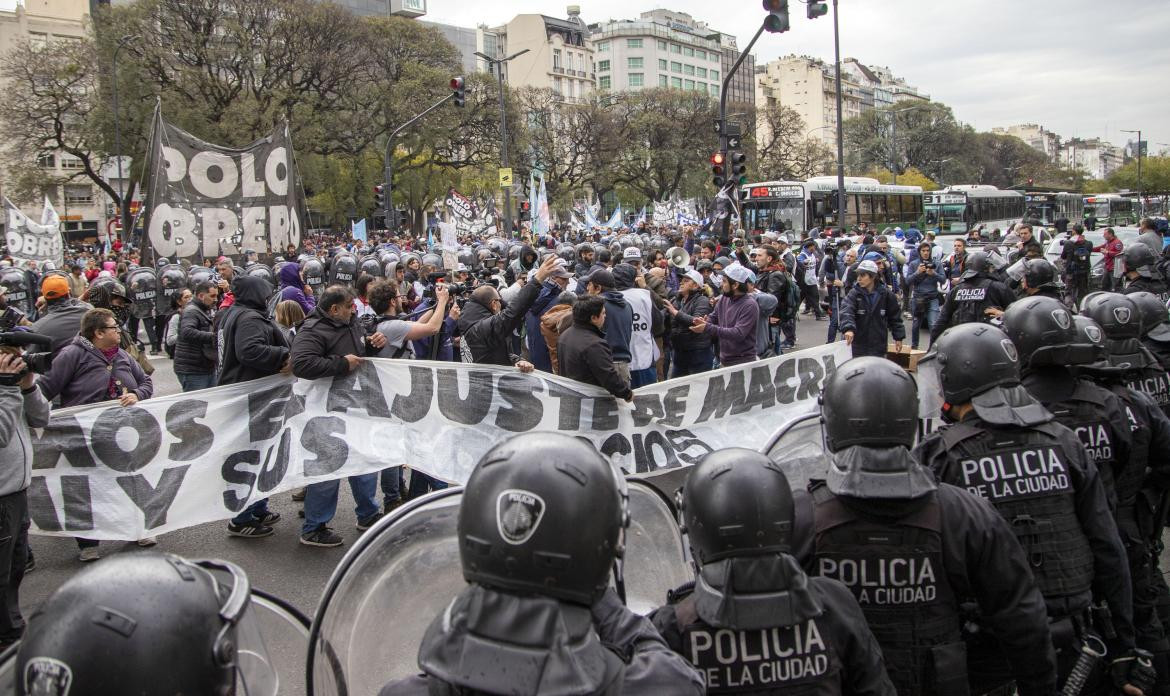 Incidentes en acampe frente al ministerio de Desarrollo social, protesta agrupaciones sociales, NA