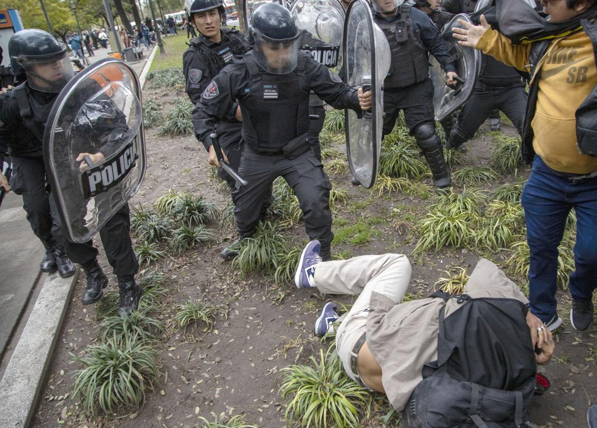 Incidentes en acampe frente al ministerio de Desarrollo social, protesta agrupaciones sociales, NA