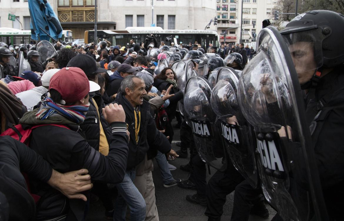 Incidentes en acampe frente al ministerio de Desarrollo social, protesta agrupaciones sociales, NA	