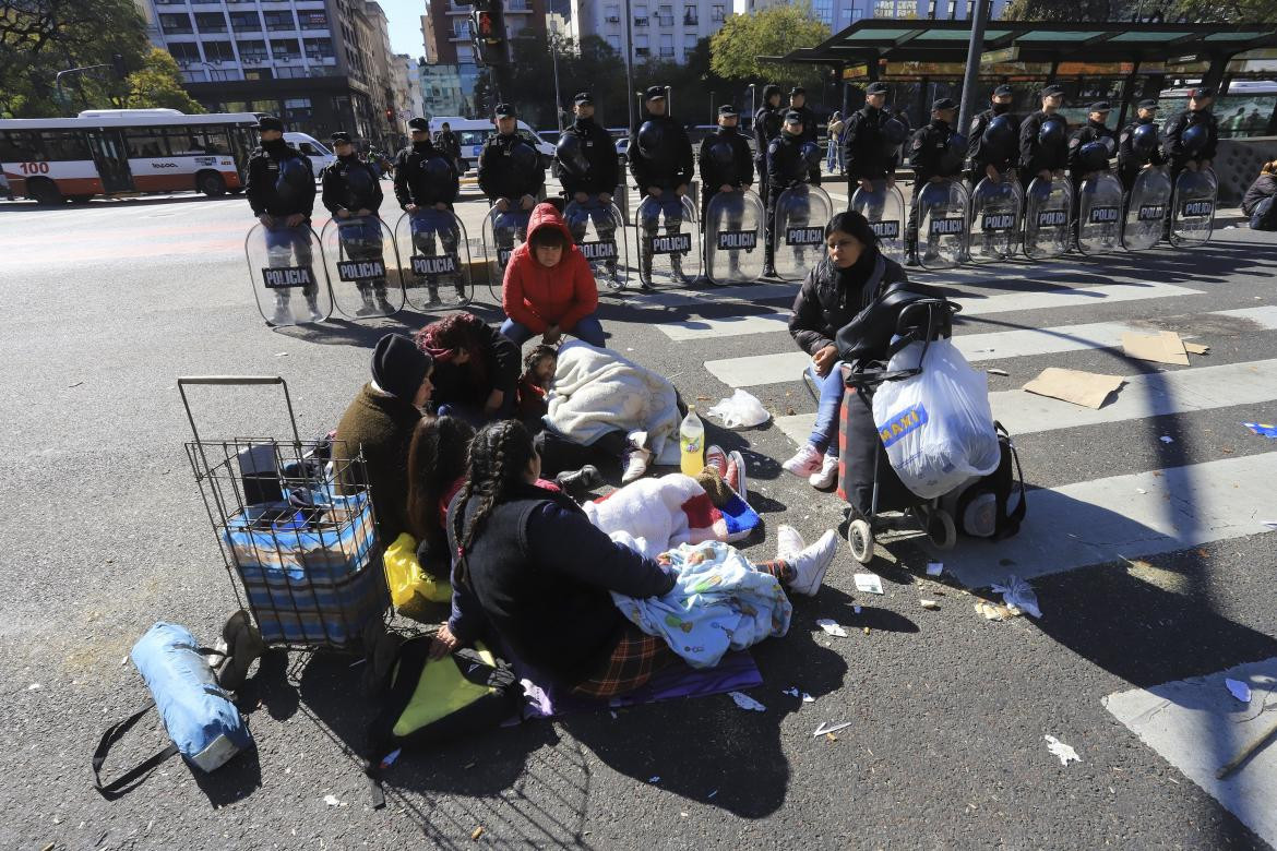 Acampe en la avenida 9 de Julio, AGENCIA NA