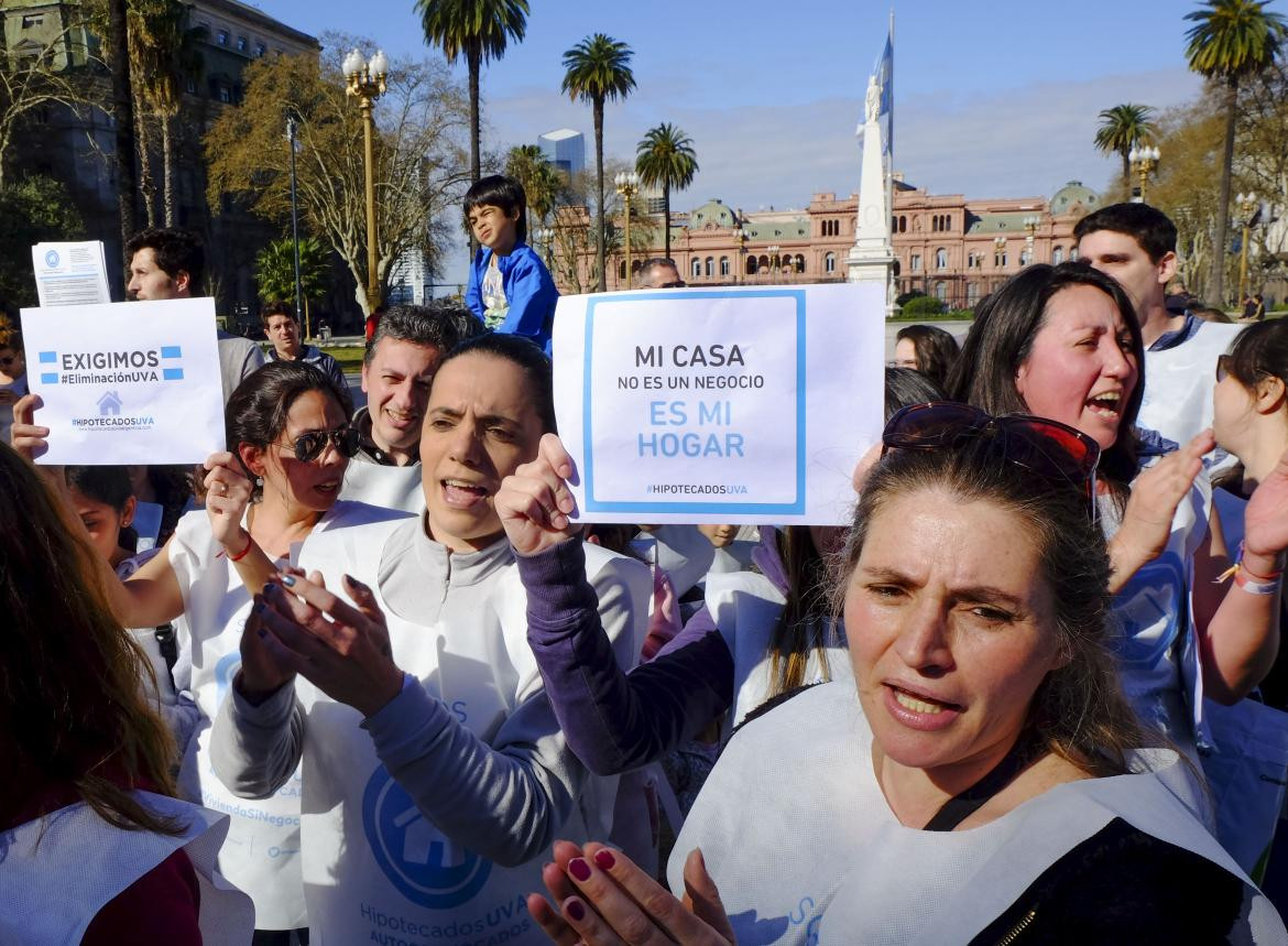 Marcha de familias con créditos UVA en Plaza de Mayo, AGENCIA NA