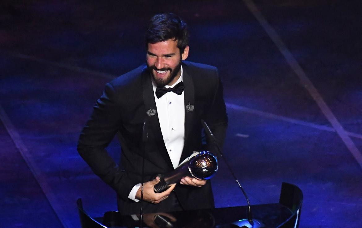 Alisson de Liverpool habla después de ganar el premio al mejor portero masculino de la FIFA, REUTERS