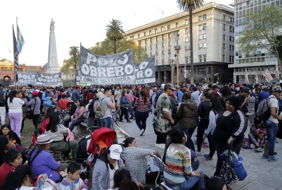 Militantes de organizaciones sociales y gremios de izquierda se movilizaron a la Plaza de Mayo, NA