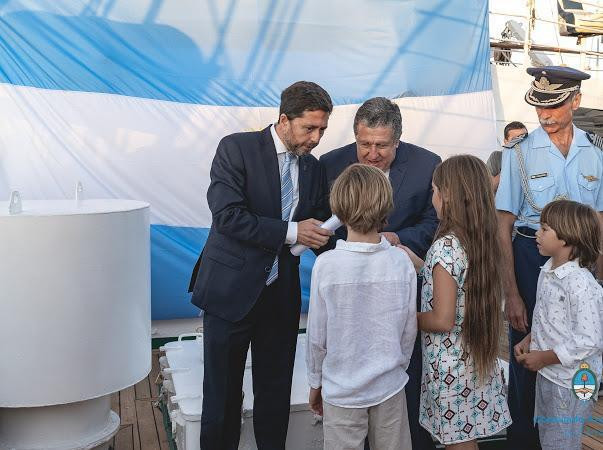 Ramón Puerta en la ceremonia de Promesa a la Bandera en la Fragata Libertad en España