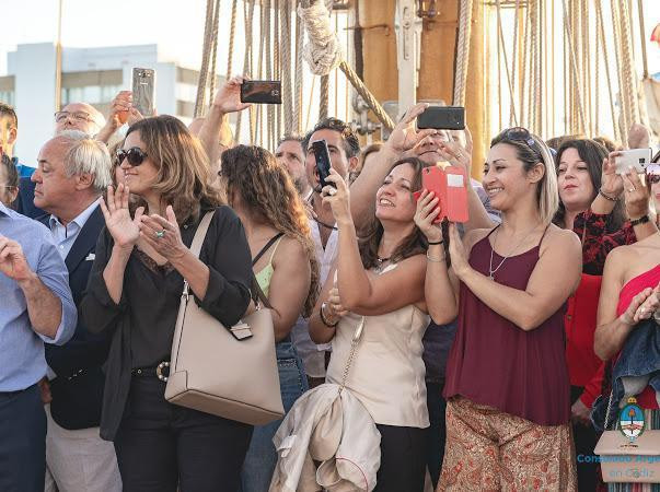 Ramón Puerta en la ceremonia de Promesa a la Bandera en la Fragata Libertad en España