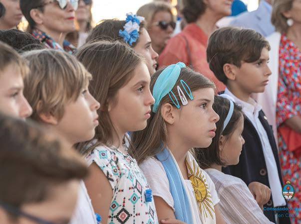 Ramón Puerta en la ceremonia de Promesa a la Bandera en la Fragata Libertad en España