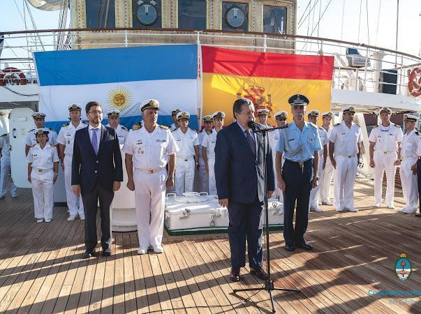 Ramón Puerta en la ceremonia de Promesa a la Bandera en la Fragata Libertad en España