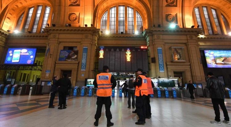 Policía en la terminal de trenes de Constitucion