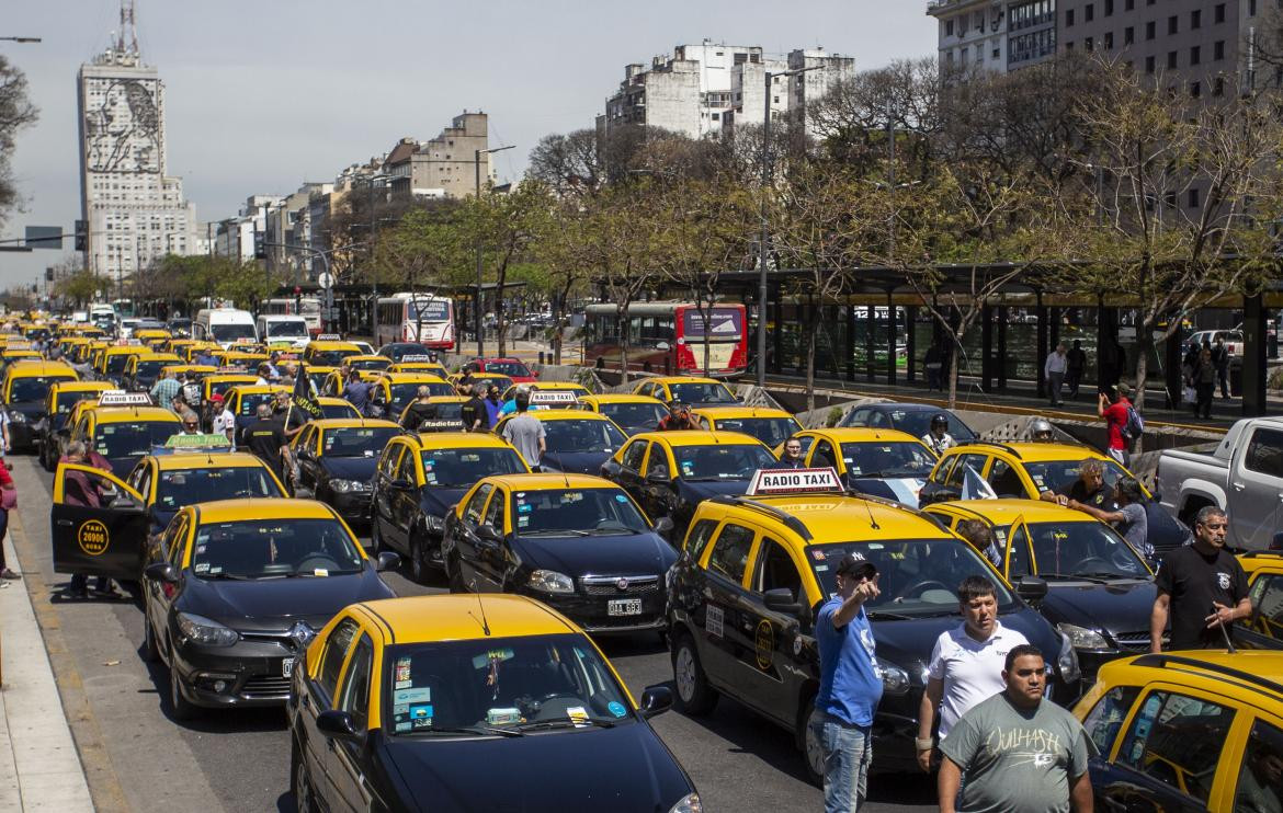 Protesta de taxistas en el centro porteño, NA
