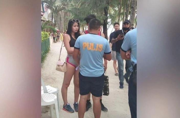 Detención de turista por el tamaño de su bikini en Filipinas