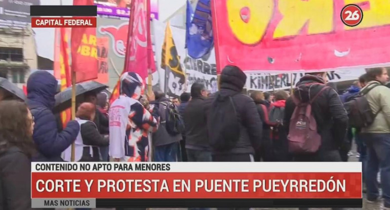 Protesta de trabajadores y corte del Puente Pueyrredón, CANAL 26