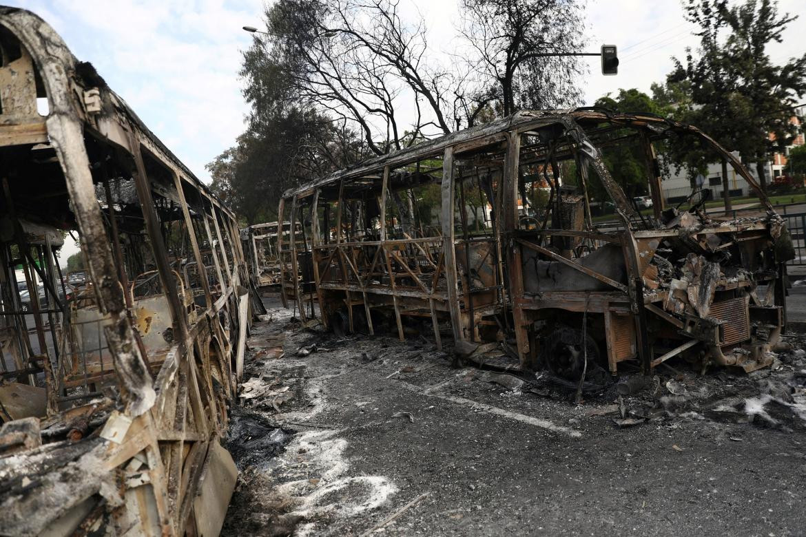 Violentas protestas en Santiago de Chile contra el aumento del boleto del subte, REUTERS