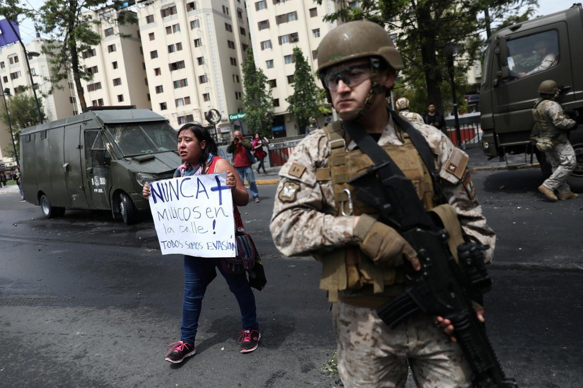 Violentas protestas en Santiago de Chile contra el aumento del boleto del subte, REUTERS