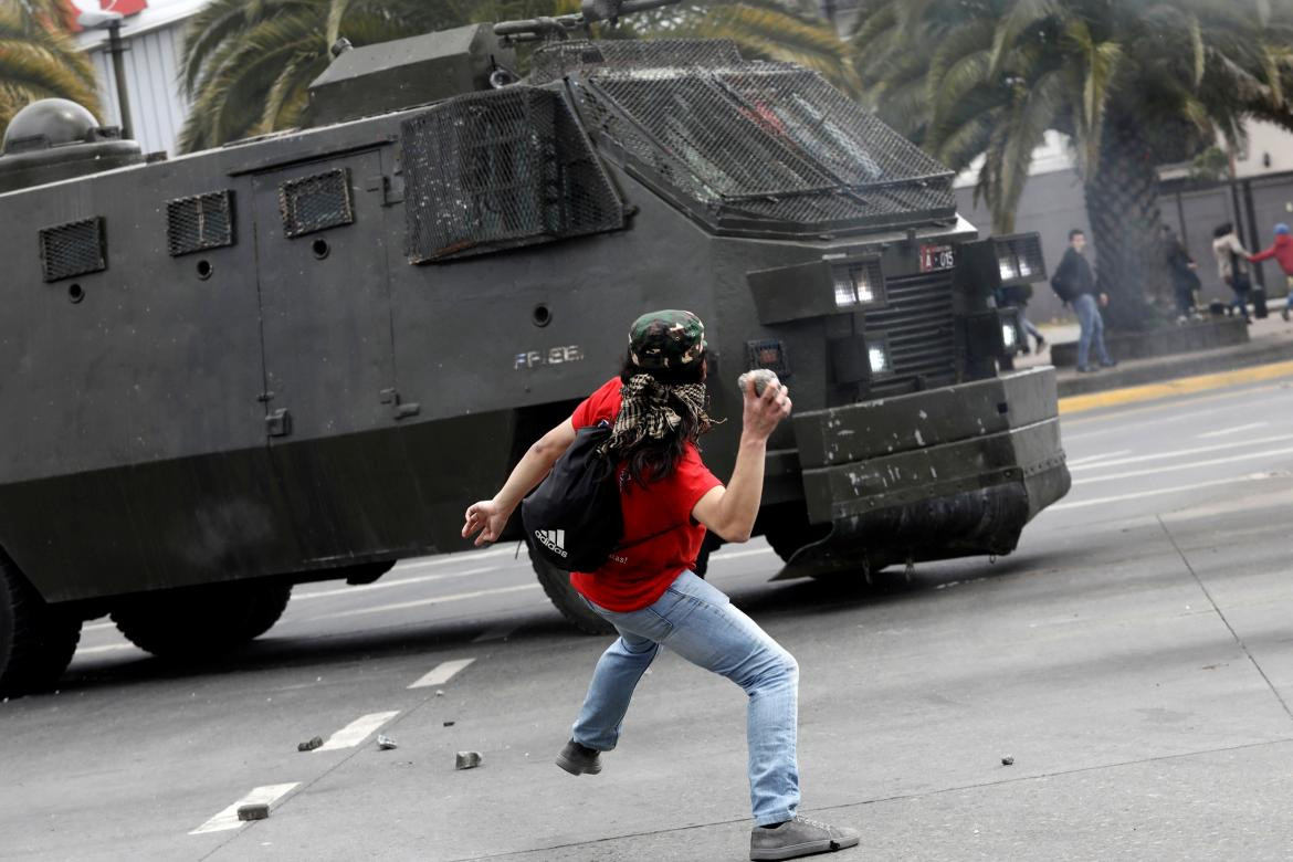 Violentas protestas en Santiago de Chile contra el aumento del boleto del subte, REUTERS