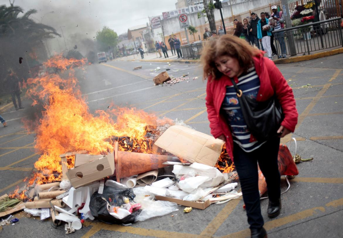 Violentas protestas en Santiago de Chile contra el aumento del boleto del subte, REUTERS