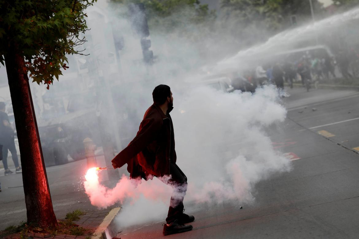 Violentas protestas en Santiago de Chile contra el aumento del boleto del subte, REUTERS