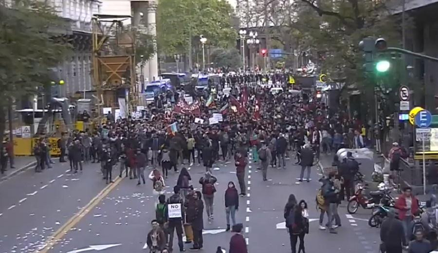 Protesta, incidentes y corridas frente al consulado de Chile
