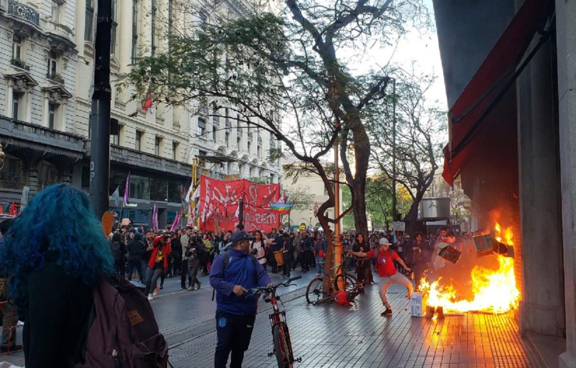 Protesta, incidentes y corridas frente al consulado de Chile