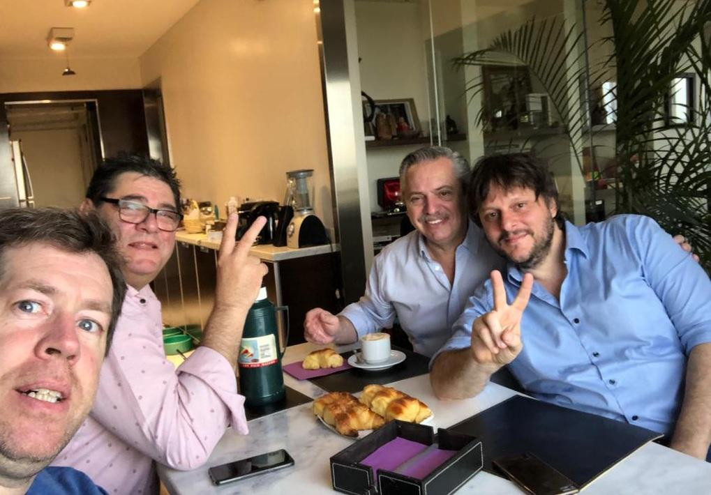 El candidato presidencial Alberto Fernandez desayuna con Leandro Satoro y un amigo antes de emitir su voto.