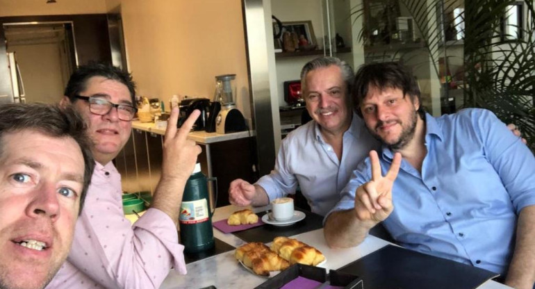 El candidato presidencial Alberto Fernandez desayuna con Leandro Satoro y un amigo antes de emitir su voto.
