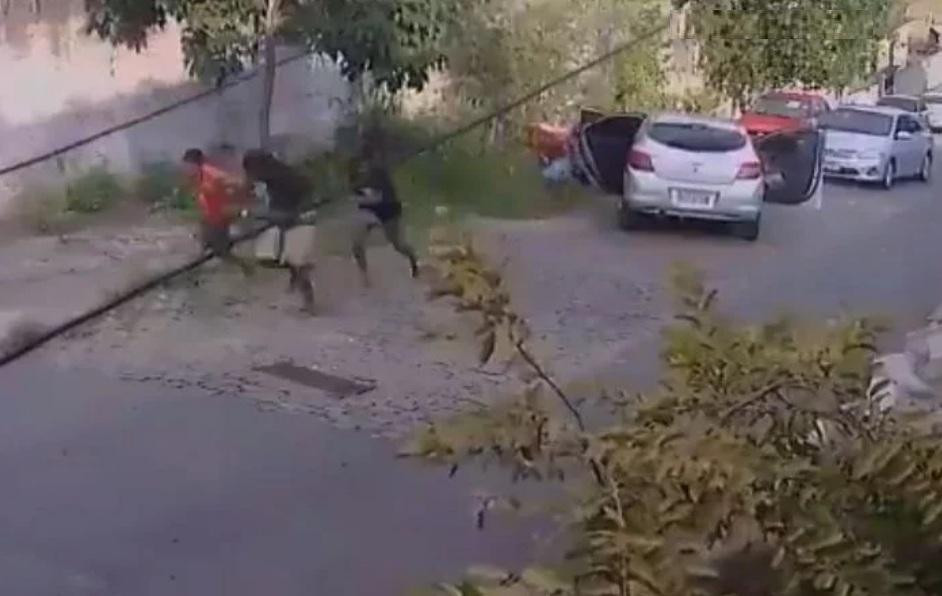 Video insólito: le puso al auto bocina con sonido de disparos y se salvó de robo