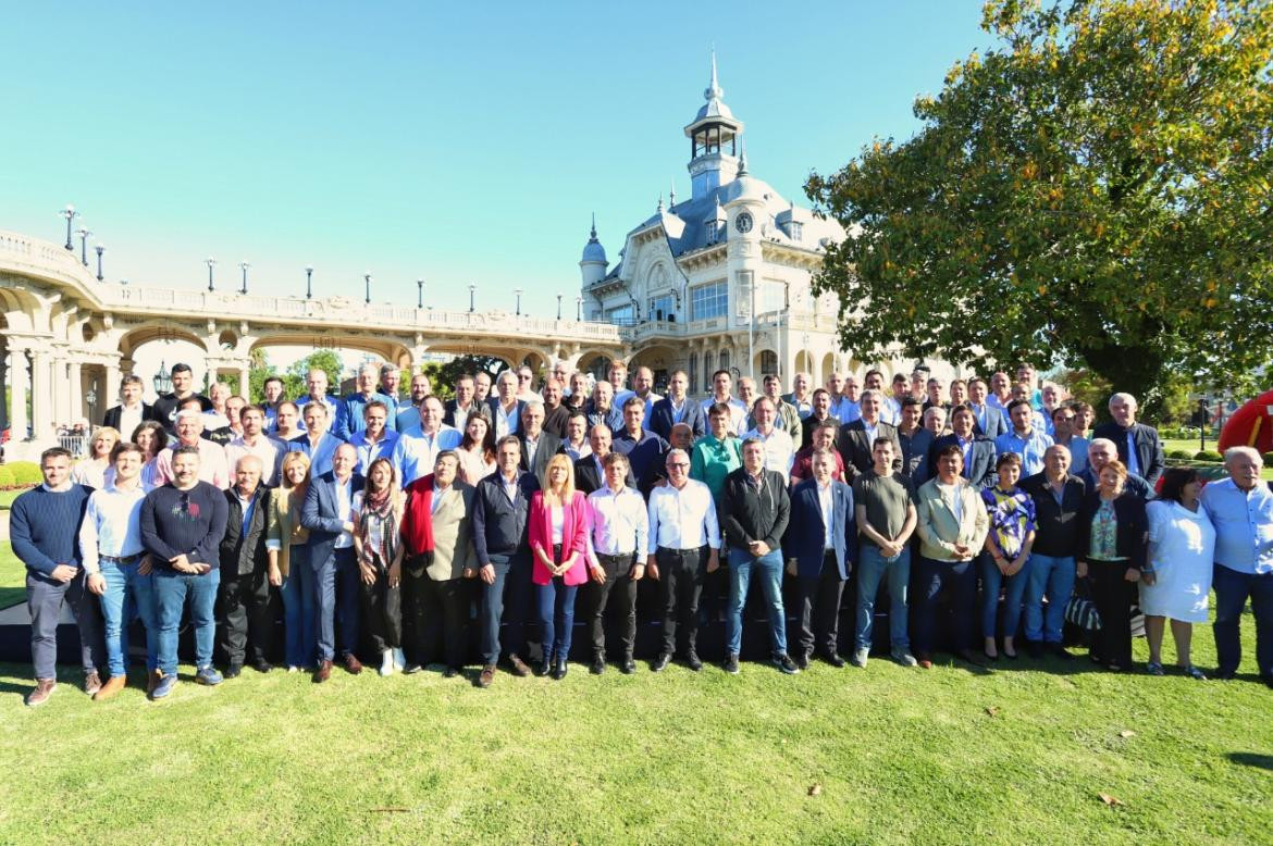 Axel Kicillof y Sergio Massa junto a intendentes