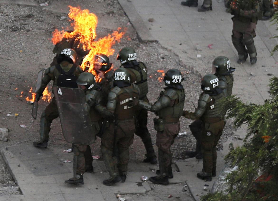 Carabineros atacados en Chile, REUTERS