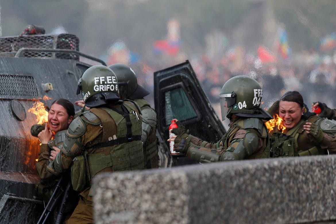 Carabineros atacados en Chile, REUTERS