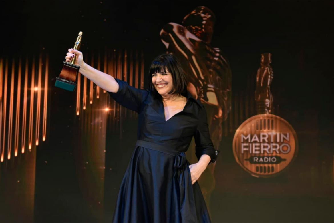 Elizabeth “La Negra” Vernaci con el Martín Fierro de Radio de Oro 2019