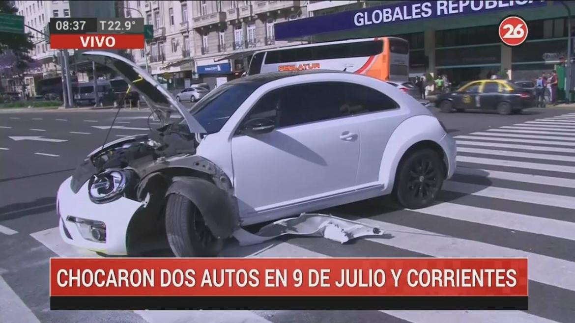 Un jugador de fútbol se metió de contramano en pleno Obelisco y chocó a otro auto	