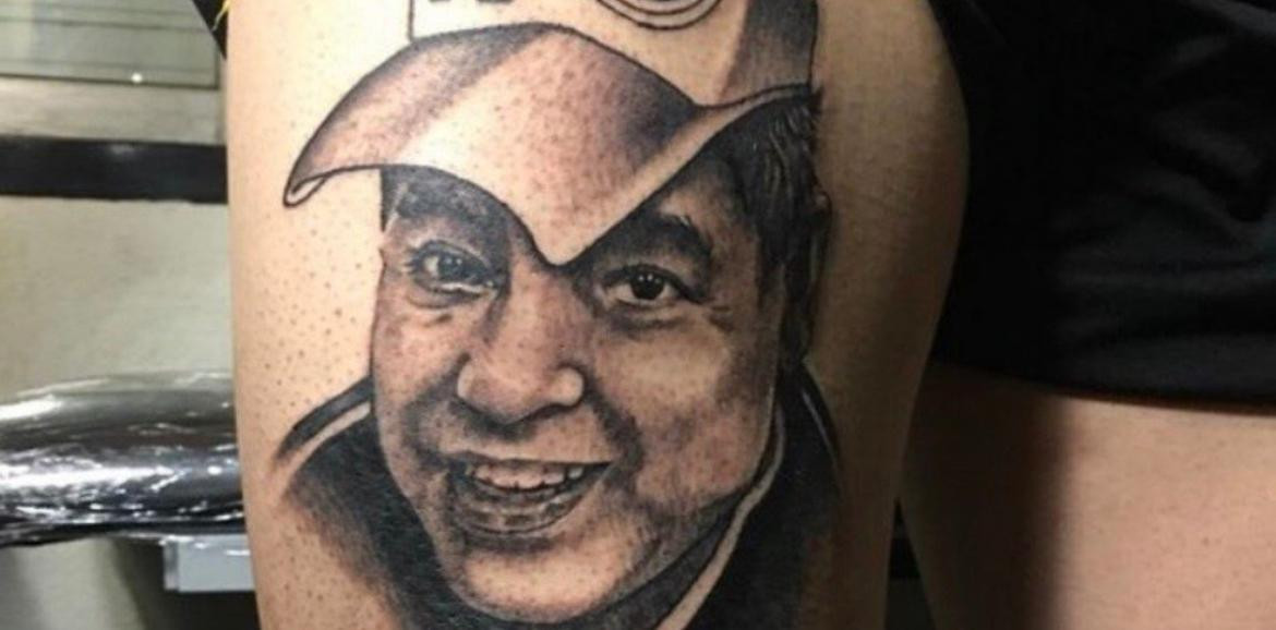 Un hincha de Gimnasia quiso tatuarse el rostro de Maradona pero le quedó  